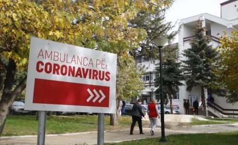 Situata me Covid ne Kosove jashte kontrollit: Paralajmerohen masa te reja